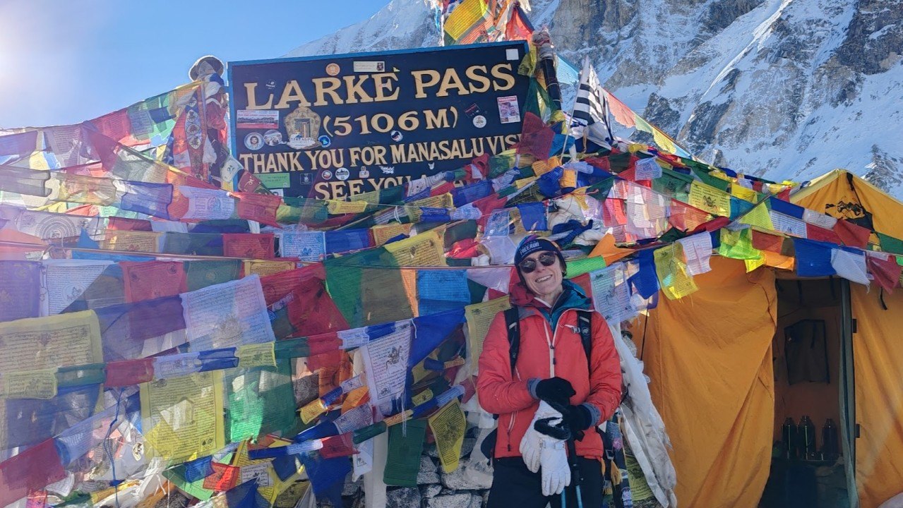 Ladislava Koňák Jasanská v sedle Larkya La (5 106 m n. m.) na treku kolem Manaslu v Nepálu