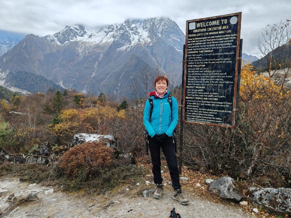 Ladislava Koňák Jasanská na treku kolem Manaslu pod zasněženými vrcholy Himálaje
